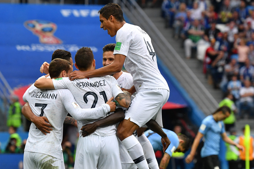 Dans un match maîtrisé de bout en bout, les hommes de Didier Deschamps se qualifient pour les 1/2 finale de la Coupe du monde, grâce à des réalisations de Varane et de Griezmann.Avec cette victoire 2-0 sur l'Uruguay, les Tricolores sont donc à deux victoires du sacre mondial.