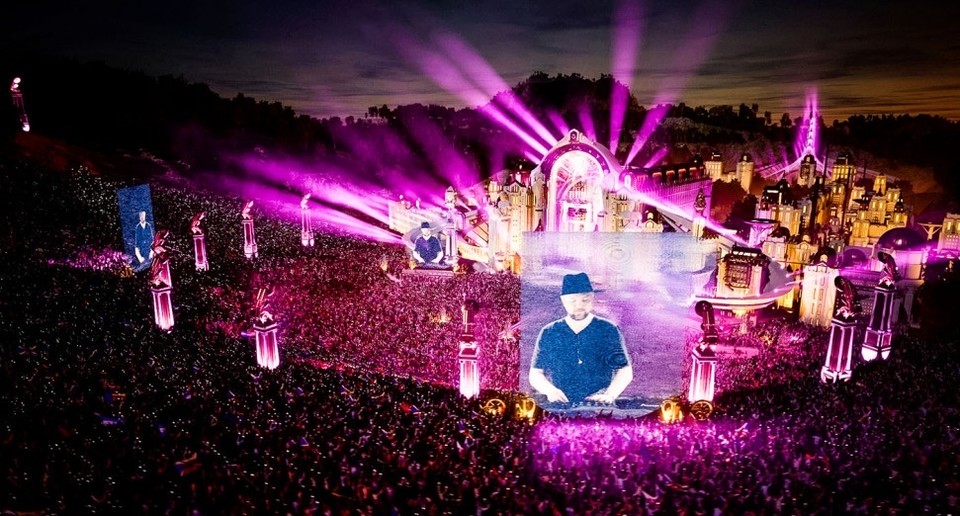 infinitoenpala's tweet photo. @Tomorrowland #TomorrowlandAroundTheWorld. O #documentário de 18 minutos também traz #entrevistas com alguns dos #artistas que atuaram no festival virtual, incluindo @ArminvanBuuren, @CharlottedeWitte, @DavidGuetta, @DimitriVegas e @LikeMike, @Kölsch, @AmelieLens, @Tiësto e mais. https://t.co/glPCI5SZJC