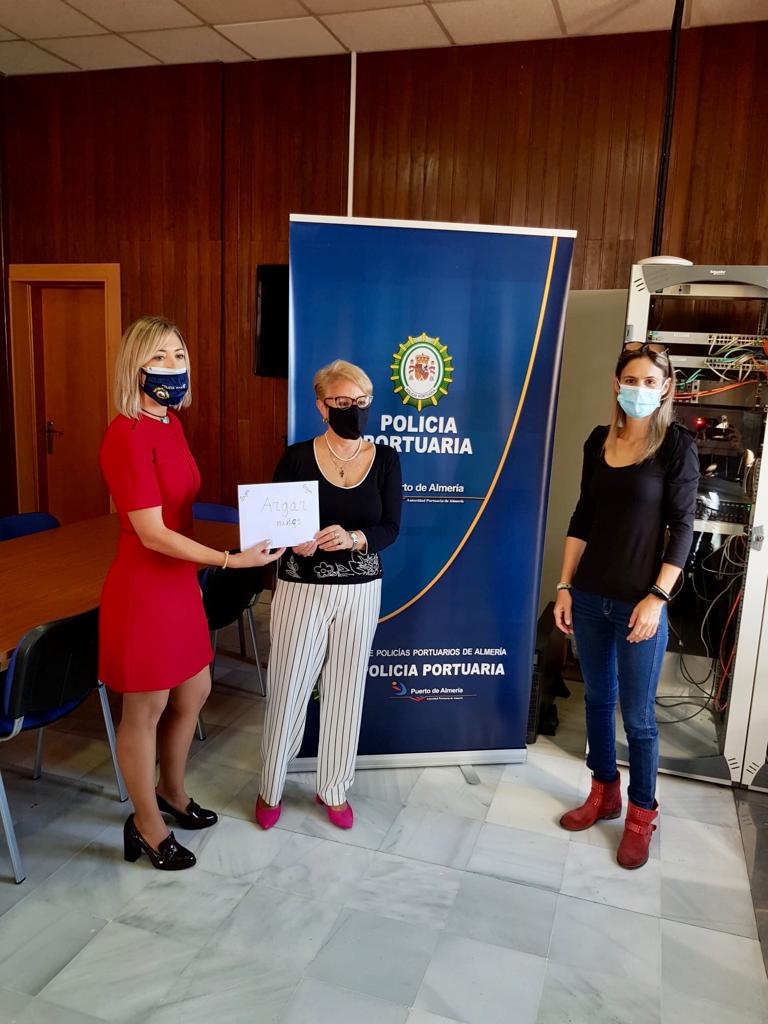 de_portuaria's tweet photo. En la mañana del día de hoy nuestra asociación ha realizado un donativo a la asociación ARGAR de niños y adolescentes con cáncer de Almería, con el objetivo de paliar estos momentos vívidos en la actualidad por el covid-19 @puertodealmeria @lavozdealmeria https://t.co/MdzBYqMLog