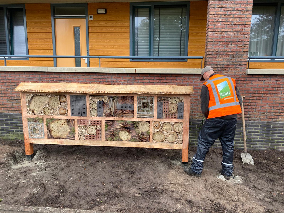SIGHT heeft geholpen met het realiseren van een insectenhotel met een groep actieve bewoners. Het openbaar groen wordt langzaam veranderd in een insect-vriendelijke omgeving met een moestuin en natuurvriendelijke speelplek voor de kinderen.
<a href="/Gem_Leusden/">Gemeente Leusden</a> <a href="/SIGHTLS/">SIGHT Landscaping</a> #bijvriendelijk