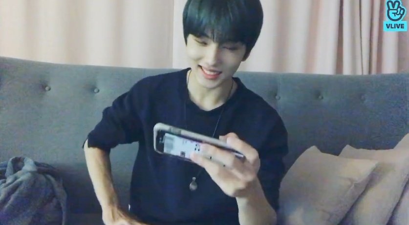 201028 jisung vlive jisung said that its been a long time since he did a solo vlive so its kinda awkward for himhe also said that since its been a long time, he dyed his hair again~