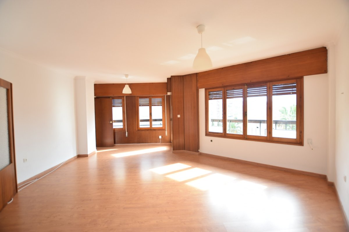 Echad un vistazo a este estupendo piso que acabamos de poner a la venta, 153 m2, 5 dormitorios, salón, cocina espectaular, 2 baños, A/E, buena ubicación y muy soleado.