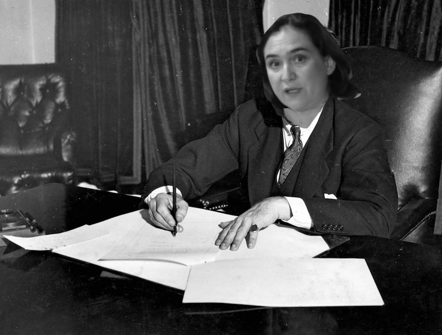 mbellatriu's tweet photo. El 28 d'octubre de 1919, a Washington, Ada Colau signa l'anomenada Llei Volstead, que suposa la prohibició de la venda i consum de begudes alcohòliques als Estats Units. https://t.co/GIczWtQ30G