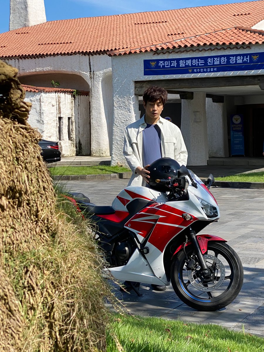 OfficialMunEric's tweet photo. 지훈의 뒷자리 주인은?!🏍
👉바로 확인하기!🤣 

#문정혁 #ERICMUN #에릭 #ERIC #신화 #막맏 #SHINHWA #MBC #나를사랑한스파이 https://t.co/AiGniFkFRA https://t.co/GSdGQyiHlB