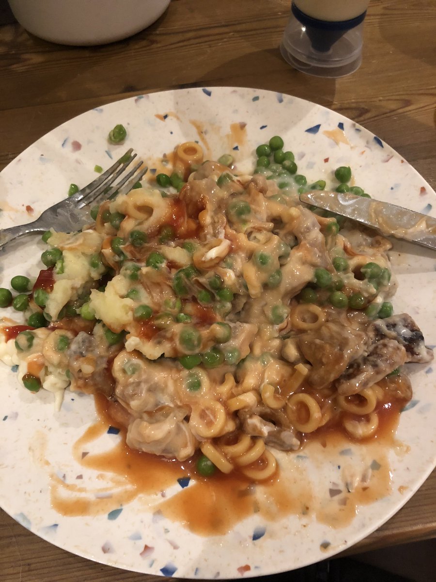 Rosie_Tapner's tweet image. This is my MOST favourite meal ever!! Mash, sausages, peas, cold spaghetti hoops, mayo and ketchup....anyone else fancy it? 😂
