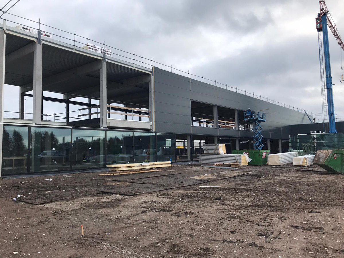 Met de montage van de aluminium kozijnen en stalen brandwerende vliesgevel begint het nieuwe Van Mossel Mega Occasion Centrum in Utrecht langzaam maar zeker vorm te krijgen. bit.ly/2HI2raf | @VanMosselGroep | <a href="/willynaessens/">Willy Naessens Group</a> | #JacobsArchitecten | #jmvandelftenzn