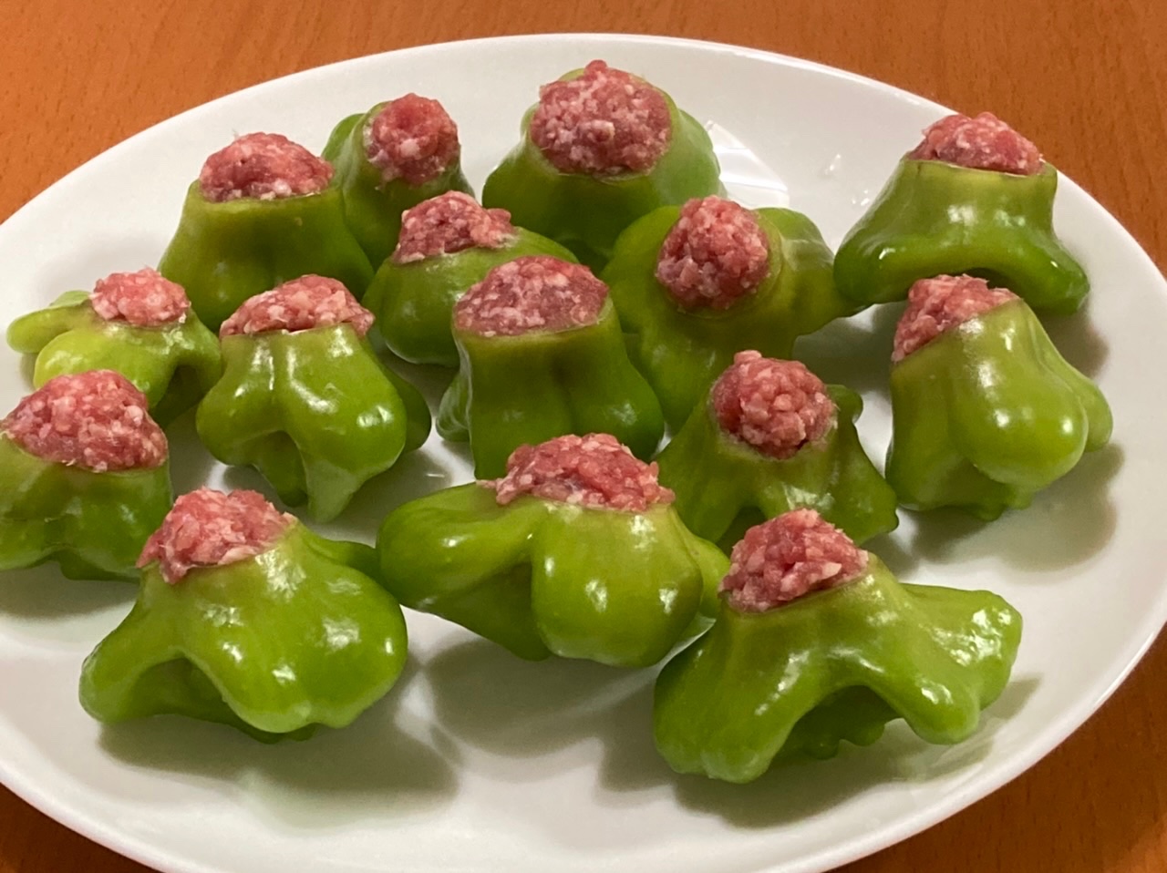 竹下大学 野菜と果物 すごい品種図鑑 野菜 Ufo襲来 ブラジル原産のトウガラシ Ufoピーマン バルーンペッパー 学名はカプシカム バッカツム で作った肉詰め Ufoピーマンがあまりにもカワイイので 挽肉は薩摩の黒豚を奮発 緑色の