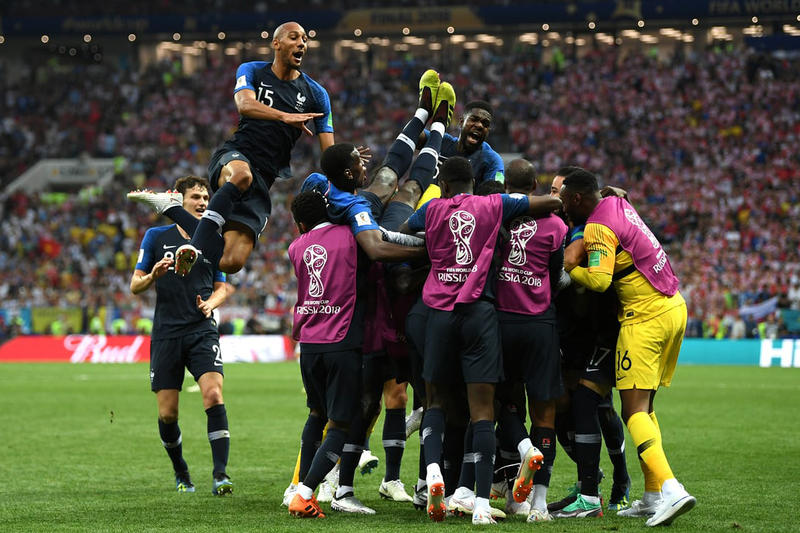 LA FRANCE EST CHAMPIONNE DU MONDE !!!En battant la Croatie 4-2, malgré une première période très moyenne, les Bleus, grâce aux buts de Mandzukic c.s.c. (18ème), de Griezmann (38ème), de Pogba (59ème) et de Mbappé (65ème), ajoutent une deuxième étoile sur le maillot tricolore.