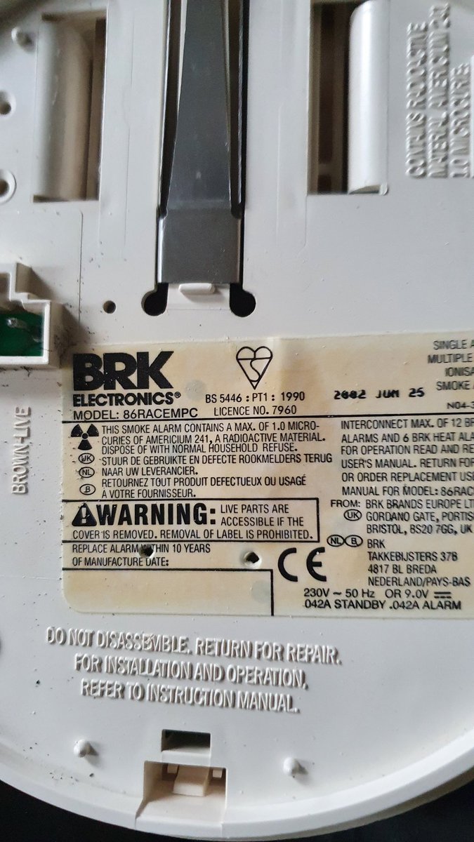 NaQuBo's tweet photo. Ook deze soort rookmelders komen wij nog wel eens tegen. Ionisatierookmelders met een beetje radioactief materiaal erin. Deze zijm verboden sinds 2015. En deze reageren ook nog eens erg laat bij een smeulbrand welke het meest voorkomt.. Laat je #rookmelders elke 10 jaar vervangen https://t.co/JscDmgZQxg