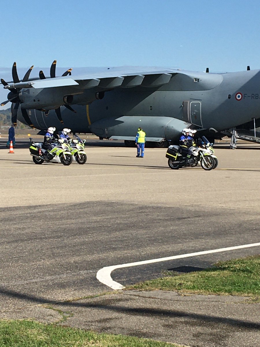 Prefet84's tweet photo. 👍Encore merci à l' @ARSPaca , à l'@Armees_Gouv , au #SAMU84, aux 2 transporteurs privés (@JUSSIEU_secours et Ambulances Assistance Avignon), aux motards de la @PoliceNationale de #vaucluse et au personnel de l' @AeroportAvignon mobilisés pour ce transfert sanitaire. https://t.co/3ttXR2ruxD