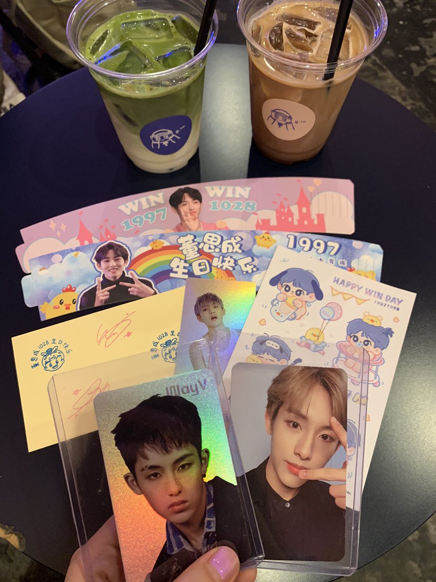 szemin9's tweet photo. my chingu say wanna go gtm with me :’)💚 and I got to see winwin birthday event again😍 
#HappyBirthdayWinWin 
#HappyWINWINDay 
#董思成1028生日快乐
#WINWIN 
@winderlandsc @AZUREWIN_1028 @gtm_cafe thank you for this ☁️🐣💚 https://t.co/9h7Kt9SYiV