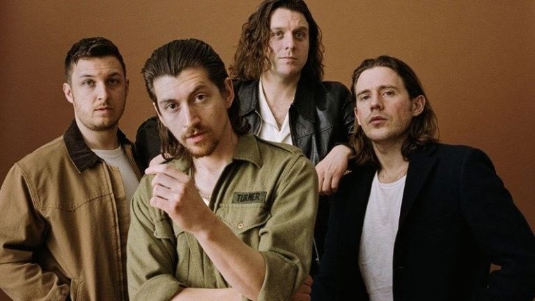 rockfandombr's tweet photo. 📀 Arctic Monkeys anuncia novo álbum ao vivo gravado no London’s Royal Albert Hall. 

Será lançado no dia 4 de dezembro e todos os lucros serão doados para a ONG War Child. https://t.co/gHfPGB02bf