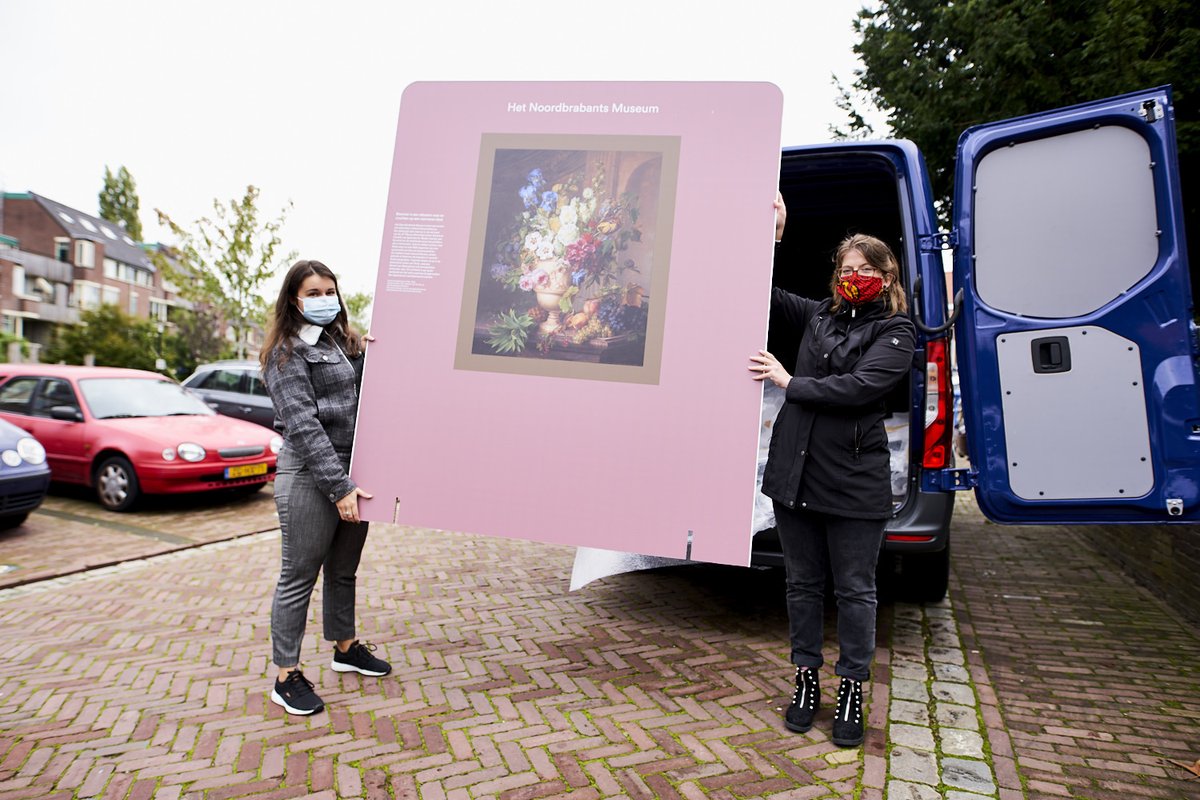 NoordbrabantsM's tweet photo. #NIEUWS | Vanwege de coronacrisis kunnen veel kwetsbare ouderen niet meer naar het museum. @MuseumPlusBus draait daarom hun concept om: ze brengen de kunst naar de ouderen toe. https://t.co/HCxWXE4Wv1