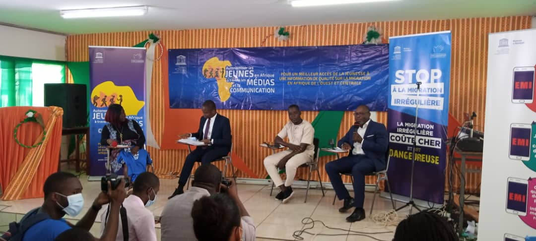 JeffAmann_'s tweet photo. #CIV225 l Il faut améliorer la qualité des informations sur les risques migratoires et créer les conditions d'emplois pour les #Jeunes. #MediaMigration #FormerInformer #Migrants @UNESCO_fr
@UNESCO_Dakar @ItalyinAbidjan @aics_it https://t.co/iYMq607E9s