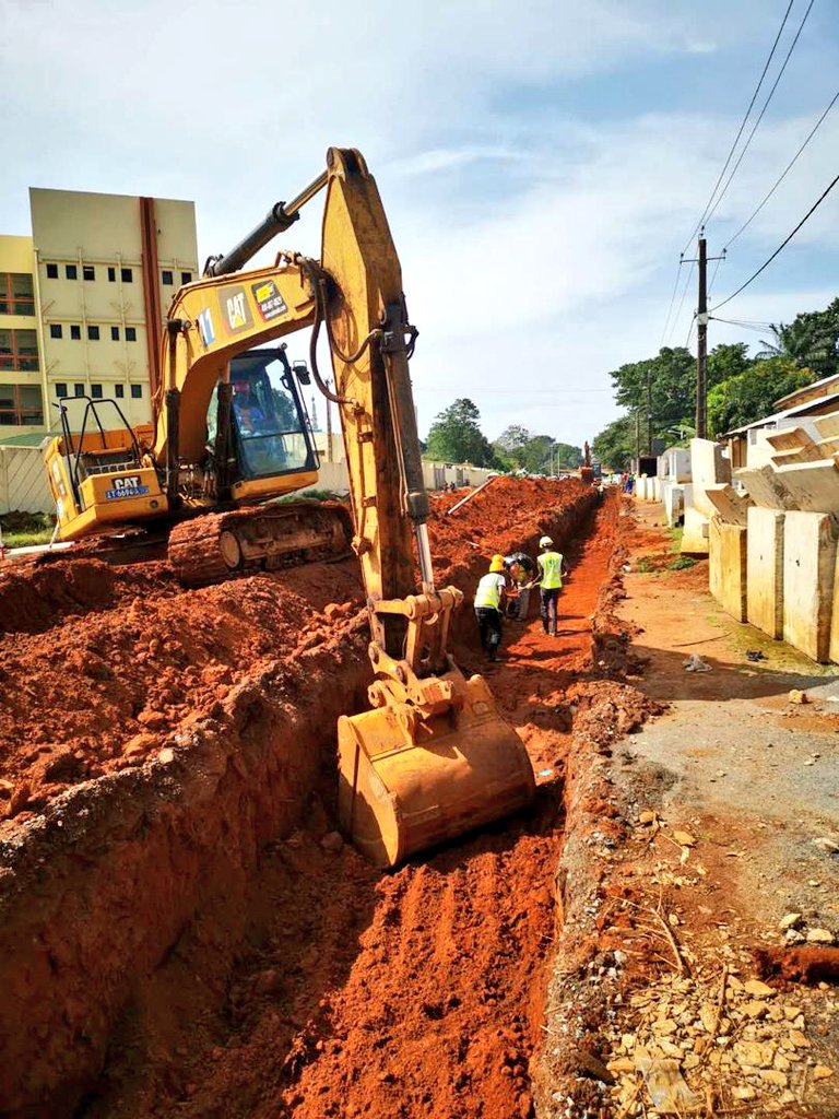 MTP_GN's tweet photo. #FlashInfoMTPGN: Reconstruction de la route Pont 8 Novembre-Belle vue.
En cours: Ouverture de caniveaux, construction de dalots et application des couches de fondation et de base.
Ces travaux sont exécutés par l'entreprise #CBITEC et contrôlés par @egis . https://t.co/p3qjMcBR0b