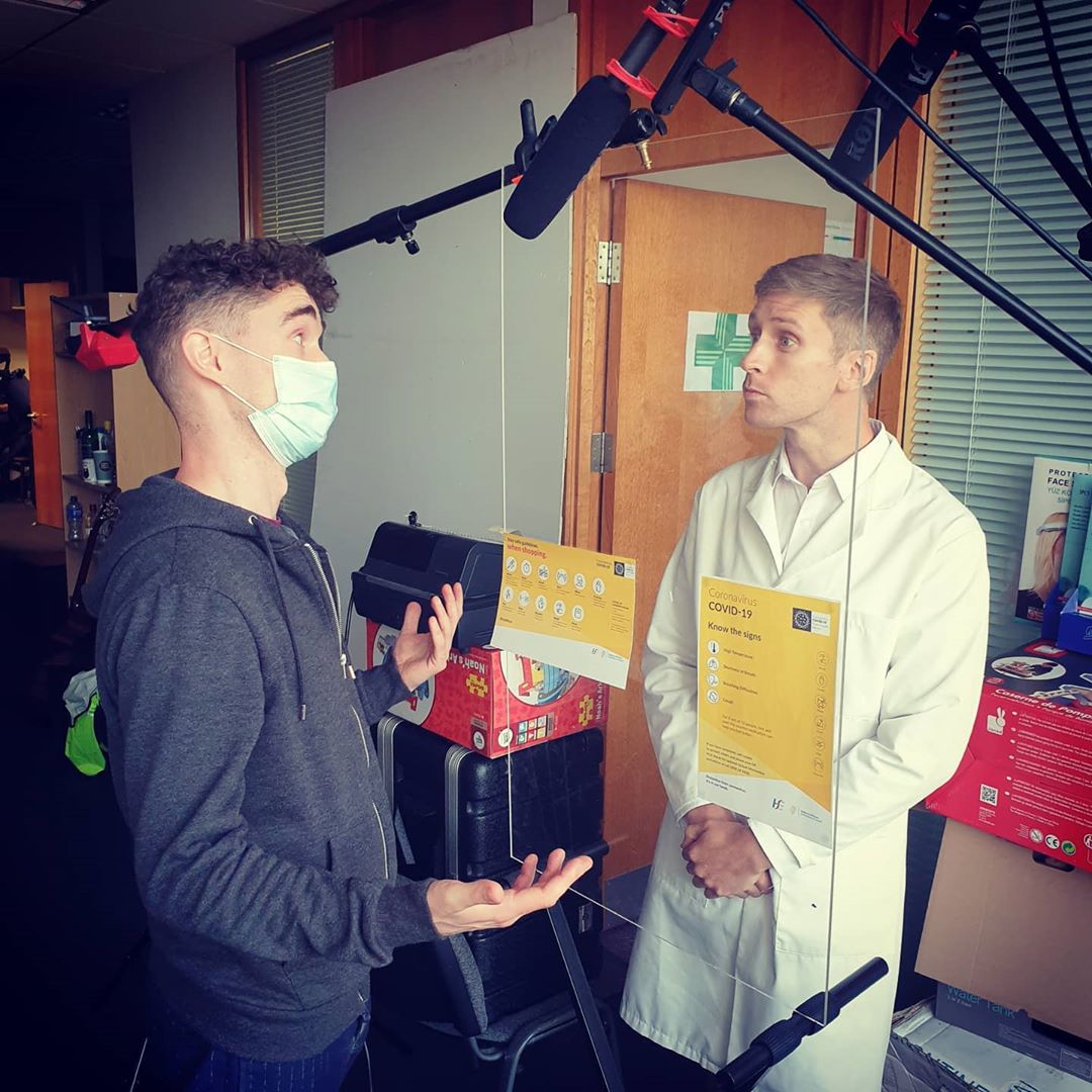 Heleendje's tweet photo. #FAHns! Any last guesses about tomorrow's sketch? #FoilArmsandHog #SketchGuessingGame #FridayNightLights #SketchThursday #SketchPremieres #BrainstormSessions #FAHnWiki #SneakPeeks #SketchPreviews #DirectorArms #COVIDSketch https://t.co/z5mRJ8xFca https://t.co/DsOiceW2MB