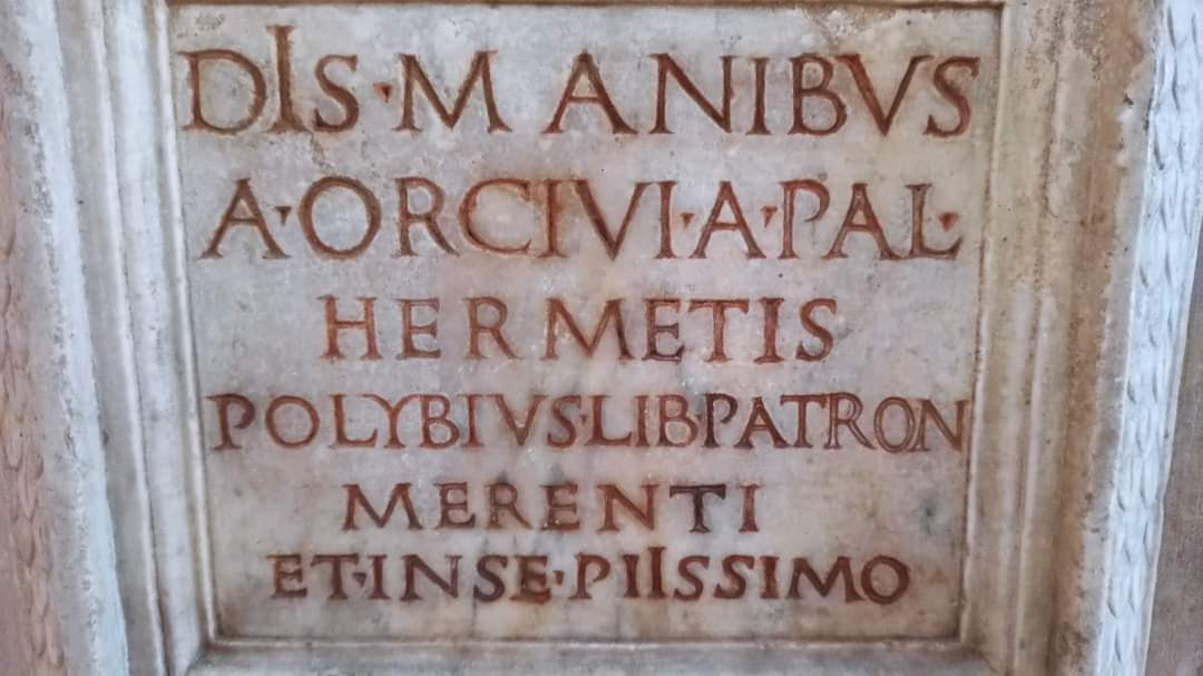 MuseoArcheoVene's tweet image. #DIFFICULTWORDS 
What does RUBRICATION mean about an inscription? Engraved letters were coloured mainly in red in order to set the text off, a sort of ante litteram bold type. 📷 rubrication traces on the funerary inscription dedicated to Aulus Orcvius Hermes.