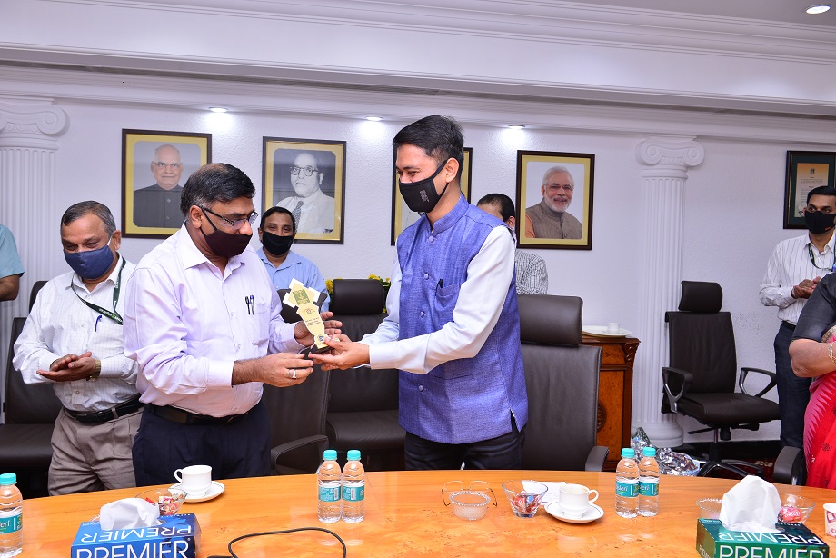 Ongc_Mrpl's tweet photo. Shri Rajeev Kushwah, ITS, Chief Vigilance Officer, spoke upon the Vigilance Road Map ahead of MRPL. He stressed upon the need to have well laid down guidelines and procedures in specific domains. #CVCofIndia
#vigilanceweek #VigilanceAwarenessWeek2020 #VigilantIndiaProsperousIndia https://t.co/CptVuwF6iE