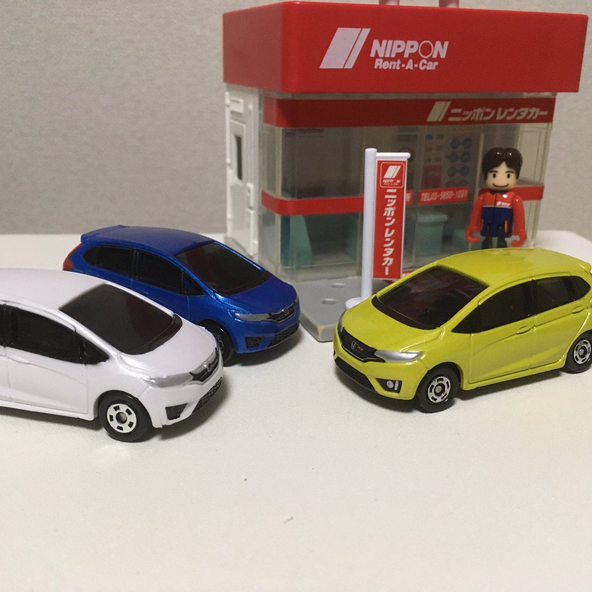 あさと 通常トミカのフィットがレンタカー っぽくない Rsでしかも奇抜なカラーは流石に有り得ん ということでクールドライブを仕入れて作ったニッポンレンタカー Ssクラス で有りそうなフィット これグリルの塗り分けとか工夫すればesクラスの