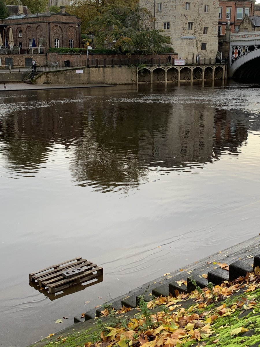 scullers_united's tweet image. When the river goes up, a pallet comes in useful to indicate the edge of the towpath &amp;amp; save your fin... #precisionlanding