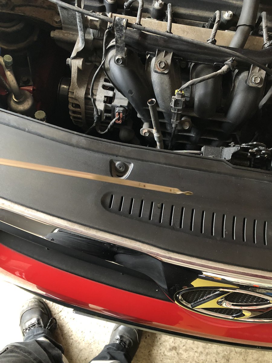 Auto_Lass's tweet photo. Oddly very satisfying to see oil so clear that it’s difficult to see. #castrol #magnatec https://t.co/lOS2usiNjp