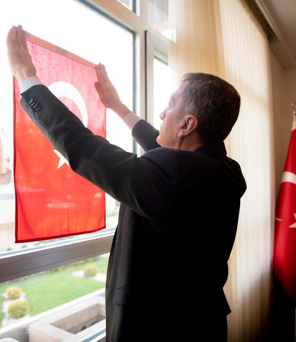 ziyaselcuk's tweet photo. Hazır mı bayraklarımız çocuklarım? Madem her ev bir okul oldu, her oda bir sınıf... Öyleyse her pencerede bir bayrak dalgalansın, bayram başlasın... https://t.co/gzZVtt5cO9