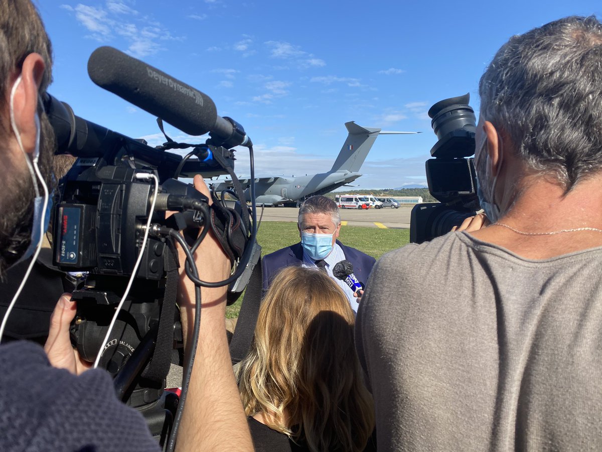 ARSPaca's tweet photo. 🎙Les 4 patients sont pris en charge au centre hospitalier d’Avignon par le Samu et le SMUR jusqu’à l’aéroport d’@avignon. Ils sont ensuite escortés jusqu’à Brest par @santearmees. Le relai est assuré par les équipes du CHU de Brest en #Bretagne. https://t.co/MYmMCBrBIW