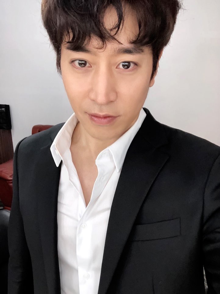 OfficialMunEric's tweet photo. 지훈X아름의 본격적인 조사 시작!
인터폴 산업기밀국 제2아시아지부 팀장 #전지훈 의 활약이 궁금하다면✨

MBC 새 수목미니시리즈 <나를 사랑한 스파이>
잠시 후 밤 9시 20분 본방사수🧡

#문정혁 #ERICMUN #에릭 #ERIC #신화 #SHINHWA #MBC #나를사랑한스파이 https://t.co/aj0vcFnkwq https://t.co/zLqq55xkRd