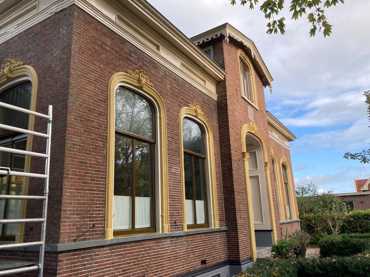GroningerKerken's tweet photo. De bouwkundige van dienst @marcelvs1969 kwam zojuist opgetogen terug uit #Middelstum met het goede nieuws dat de #Pastorie aldaar de voltooiing nadert #kleuropdewangen #wijwerkenaankerkenenpastorieën https://t.co/QpyHfQoUNY