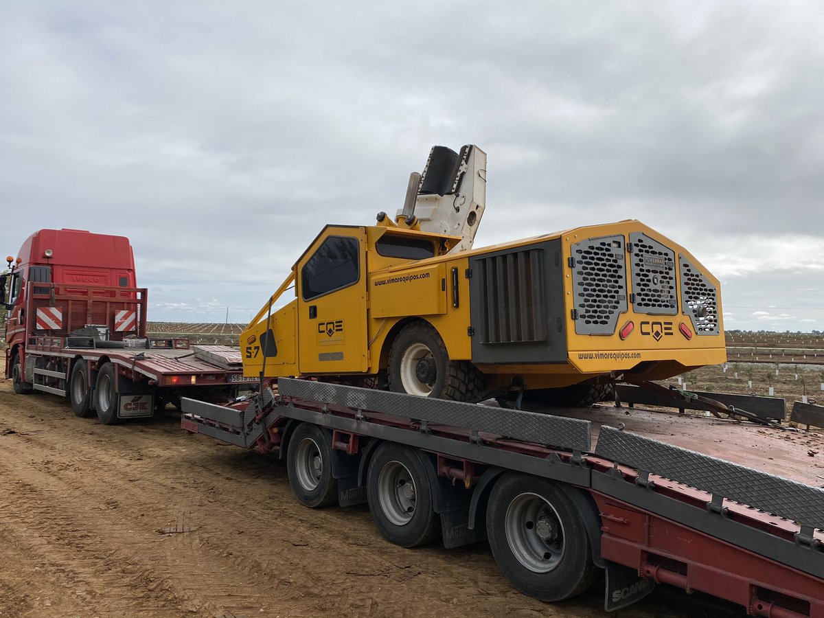 AlbertoVimar's tweet photo. Termino la #cosechaalmendra en #Portugal #Alentejo las máquinas vuelven a #Aragon para iniciar la cosecha #Aceituna #cosechaaceituna2020 con #Serviciosagricolas #AlmoliveAgroservices #Teamvimar https://t.co/0nj2blJTjI