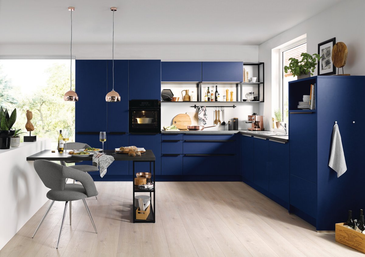 Les façades laquées bleu satiné sont soulignées par des détails noirs pour un résultat vraiment chic 💙

bit.ly/35EdedC