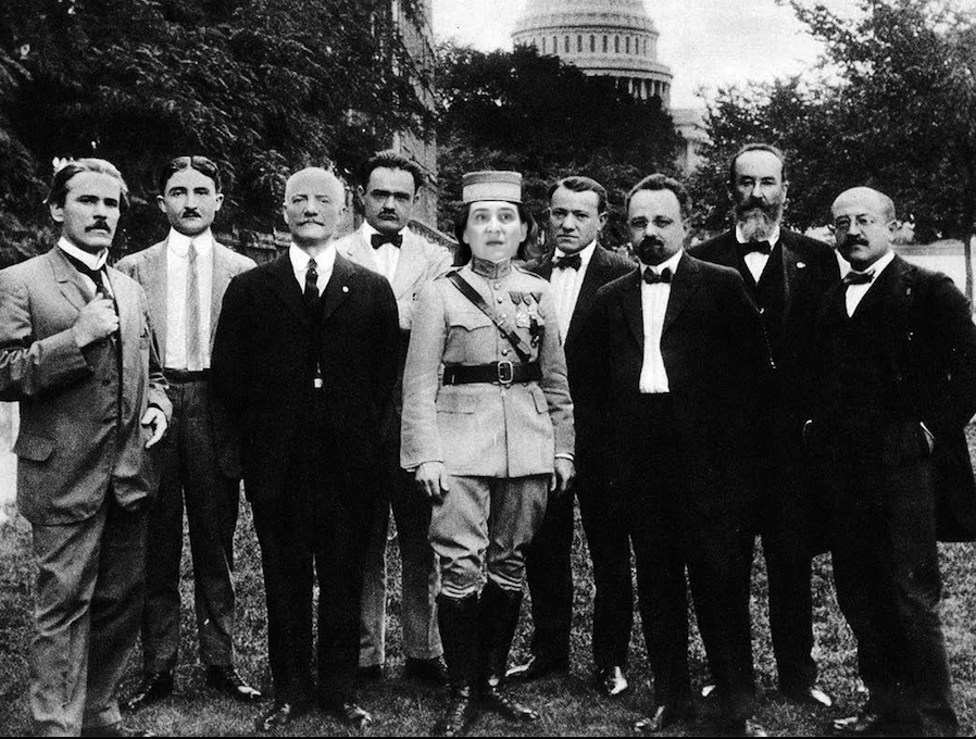 mbellatriu's tweet photo. El 28 d'octubre de 1918, a Praga, Ada Colau proclama la Primera República de Txecoslovàquia. https://t.co/kgU79o4yIy