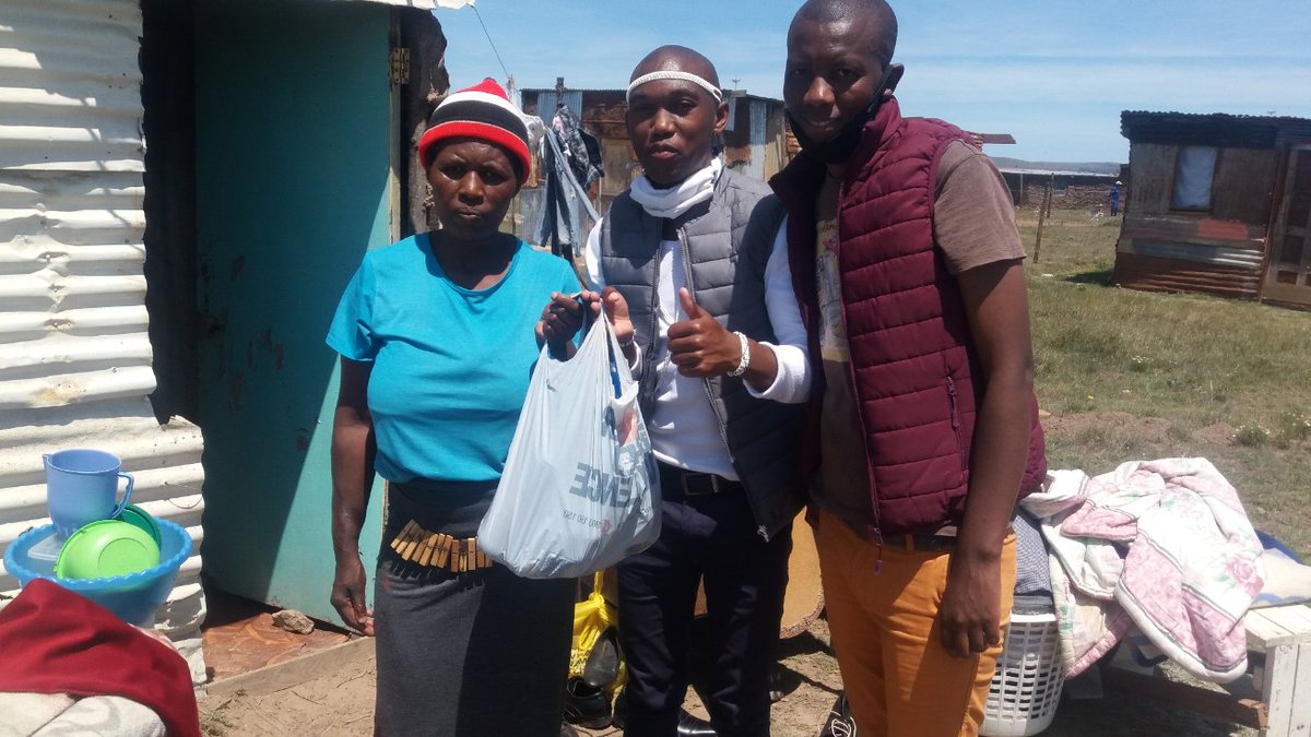 TwaniAndile's tweet photo. Another family fed. With your support we will be able to feed many families. Sisonke SA is in proud partnership with Rene Richards @RREliteTrainin1  @DumDiesel @komphelasteve @RealSisonke @kaizerm_jr 

To support our campaign click: https://t.co/ISRbf9PLnN https://t.co/Kc393rfszA