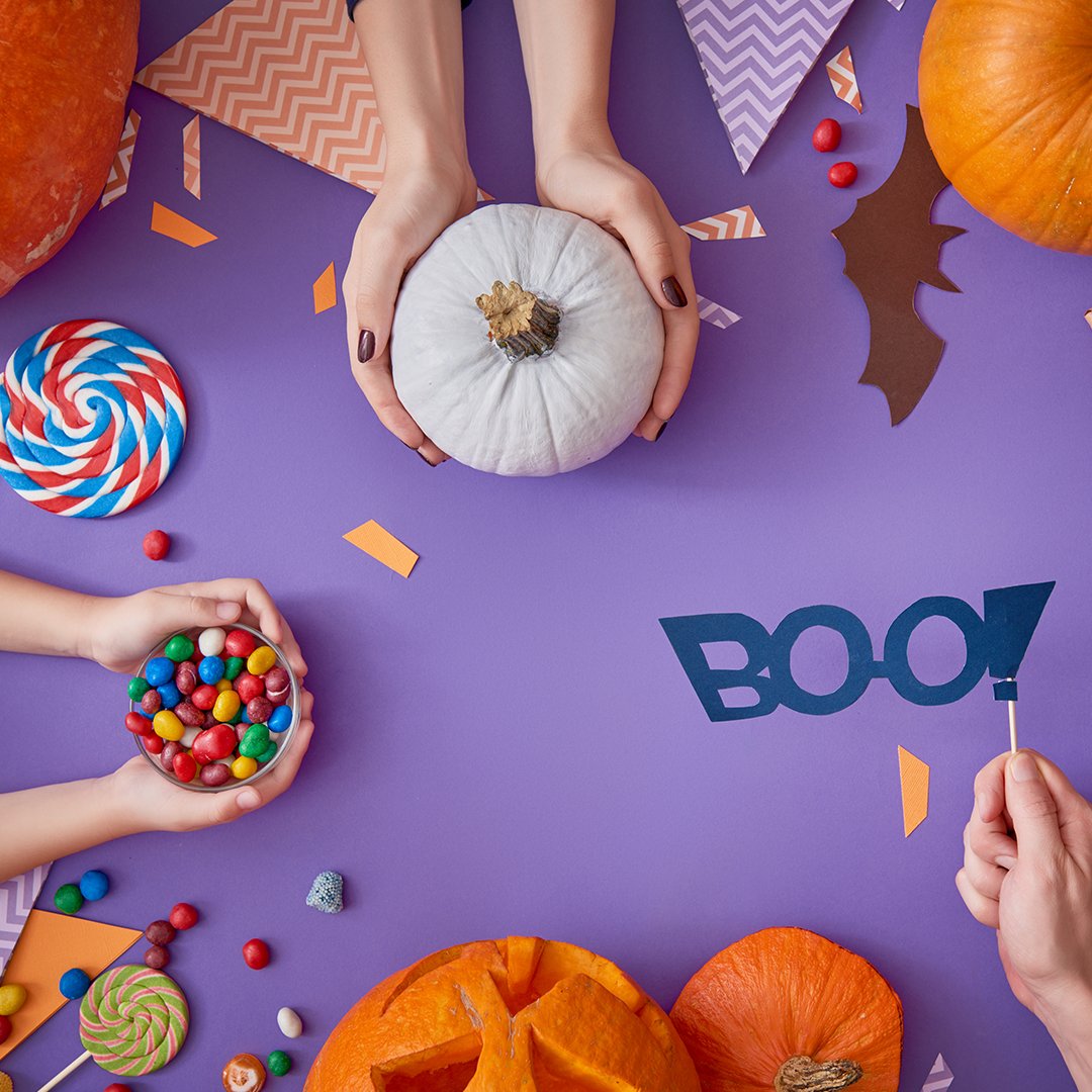 Docwellbee's tweet image. Cavities are caused by bacteria feeding off carbohydrates in your mouth. Damage comes from sugar, starches, and basically excessive amounts of anything left on your teeth. Remember to floss and brush thoroughly and regularly to avoid cavities 🎃 #Halloween2020 #Health #Dental