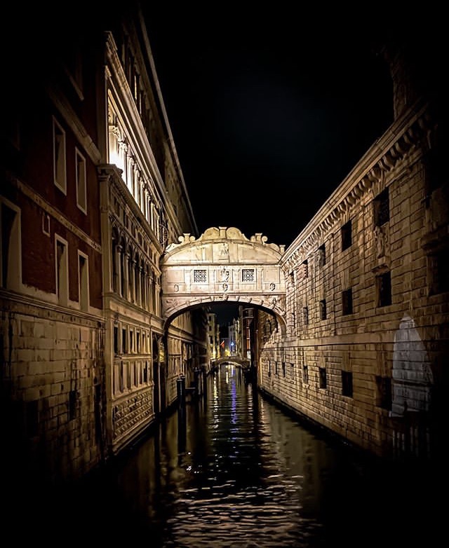 PhotographyAcad's tweet photo. #StudentSpotlight: Venice glowing during the day and at night by #BAPHstudent Dane Hitchon 📷 Check out more of his wonderful work ➡️ https://t.co/sDinQT0Vqx
#photographystudent #veniceitaly #architecturalphotography #BAPH https://t.co/NwSfq02pjo