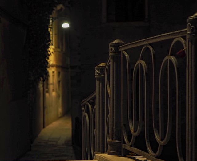 PhotographyAcad's tweet photo. #StudentSpotlight: Venice glowing during the day and at night by #BAPHstudent Dane Hitchon 📷 Check out more of his wonderful work ➡️ https://t.co/sDinQT0Vqx
#photographystudent #veniceitaly #architecturalphotography #BAPH https://t.co/NwSfq02pjo