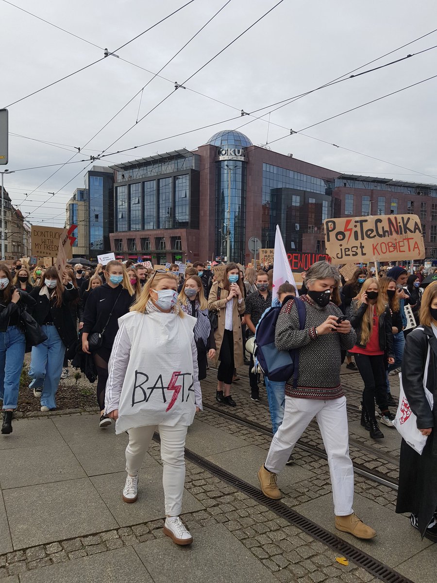 gwensel's tweet photo. Ook vandaag weer groot protest op straat. Veel mensen hebben vrijgenomen vandaag als statement. #wrocław #wypierdalać #StrajkKobiet #Polen #polska https://t.co/k1n6AHCUST