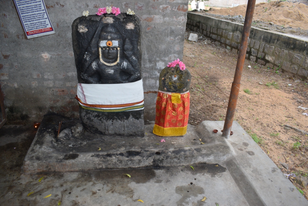 Ila_1985's tweet photo. Could anyone help me in identifying the sculpture in the pic.

He is four handed, holding Kumbha and sword seated on lotus @TIinExile @ReclaimTemples @LostTemple7 @SaveTemplesBH @IndiaArtHistory @Arthistorian18 @TheIndianTemple https://t.co/6aLagVjcgO