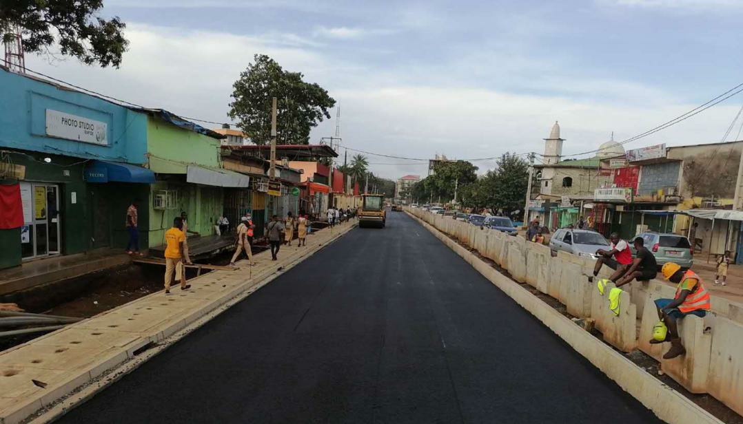 bahoro09's tweet photo. Lors d'une rencontre tenue dans la semaine entre M. @NaiteMoustapha et son cabinet , #CBITEC et @egis, instruction avait été donnée pour accélérer les travaux sur la route de Donka (vite terminer). Donc: Augmentation des équipes et du volume de travail. #TweetComMoustapha https://t.co/YVQlaZEW4J