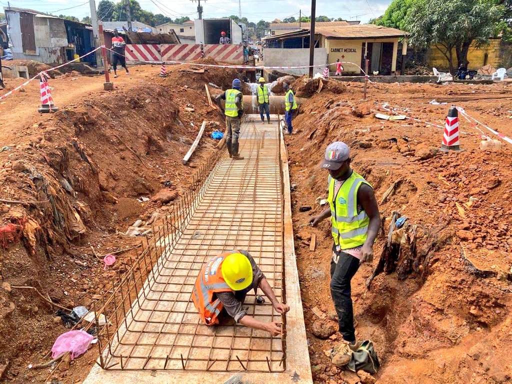 bahoro09's tweet photo. Lors d'une rencontre tenue dans la semaine entre M. @NaiteMoustapha et son cabinet , #CBITEC et @egis, instruction avait été donnée pour accélérer les travaux sur la route de Donka (vite terminer). Donc: Augmentation des équipes et du volume de travail. #TweetComMoustapha https://t.co/YVQlaZEW4J