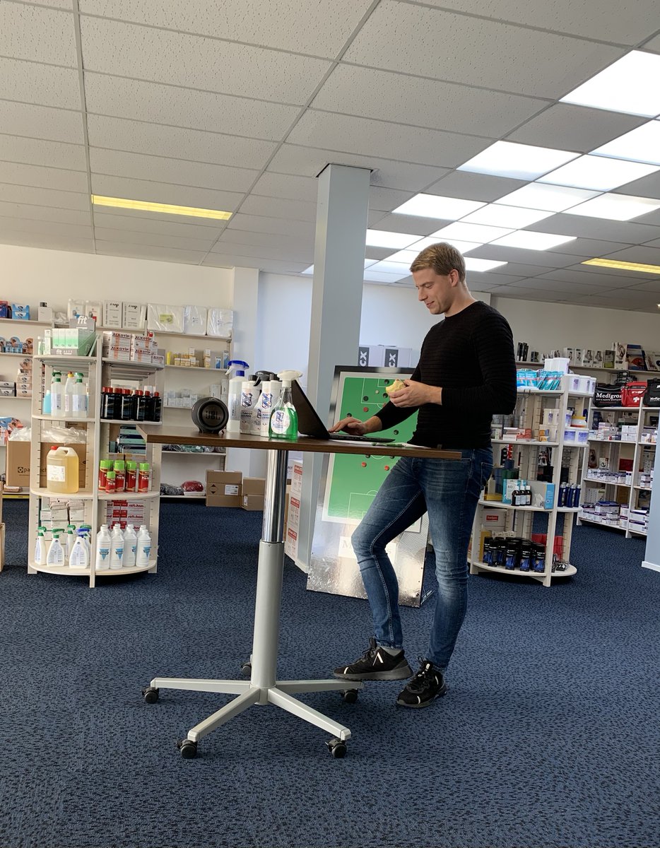 Medigros's tweet image. Onze collega Jordy Blijham, werkt zeer ARBO vriendelijk aan zijn project, om clubs te helpen in deze Corona-tijd. @steunuwvoetbalclub.nl