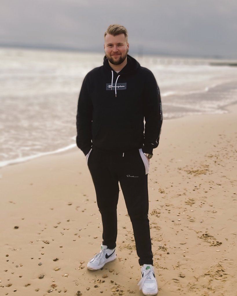 Joe_x226's tweet photo. Cold day at the beach #beach #sea #champion #bournemoth https://t.co/66mjCnCnIN