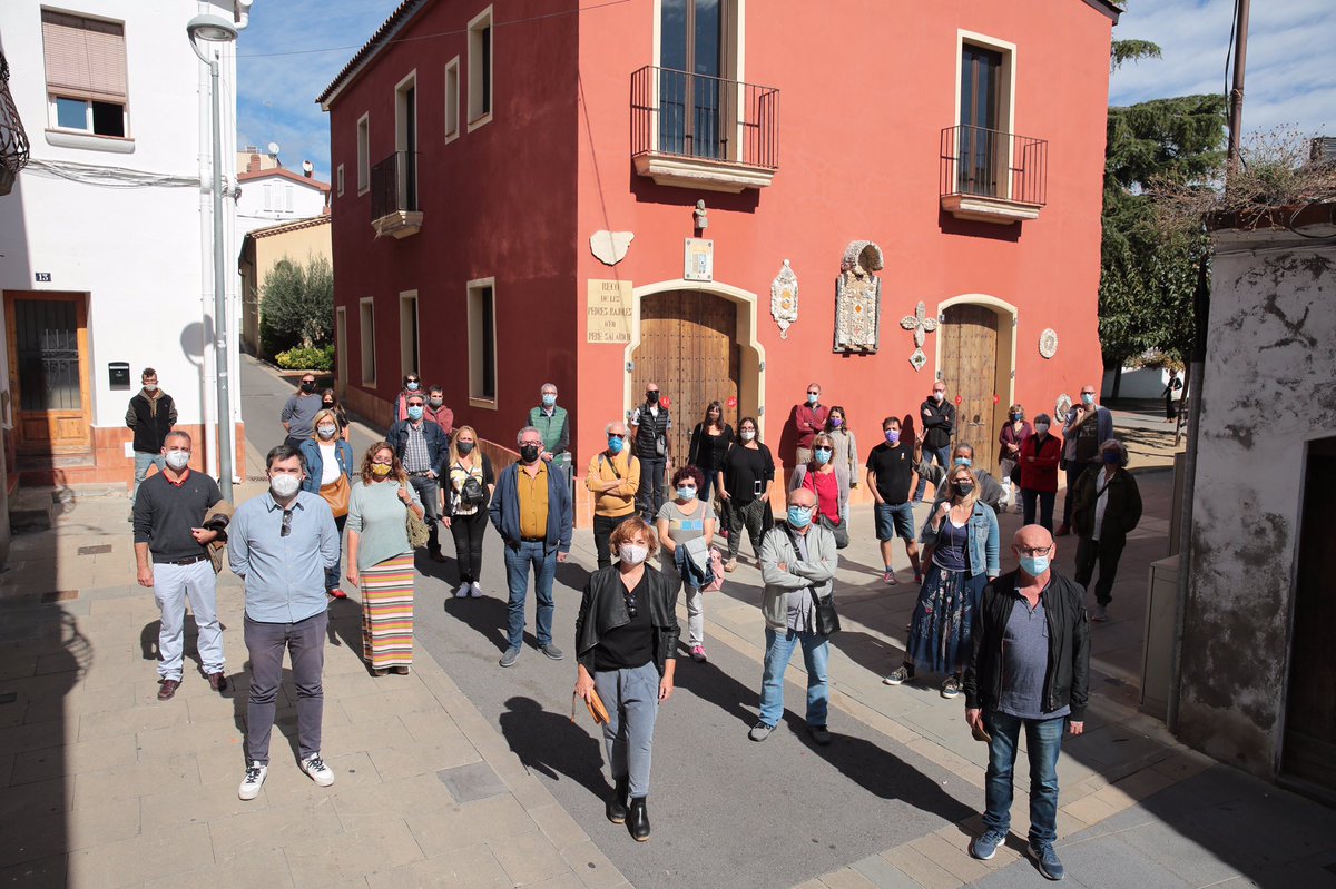 JuntsTiana's tweet photo. “Qui està donant l’esquena a la cultura i a la ciutadania son vostès” diu el portaveu @isaactiana mentre projecta en pantalla la foto de família de l’acte de #CanRiera 
#pletiana https://t.co/vIBxjxZRzv