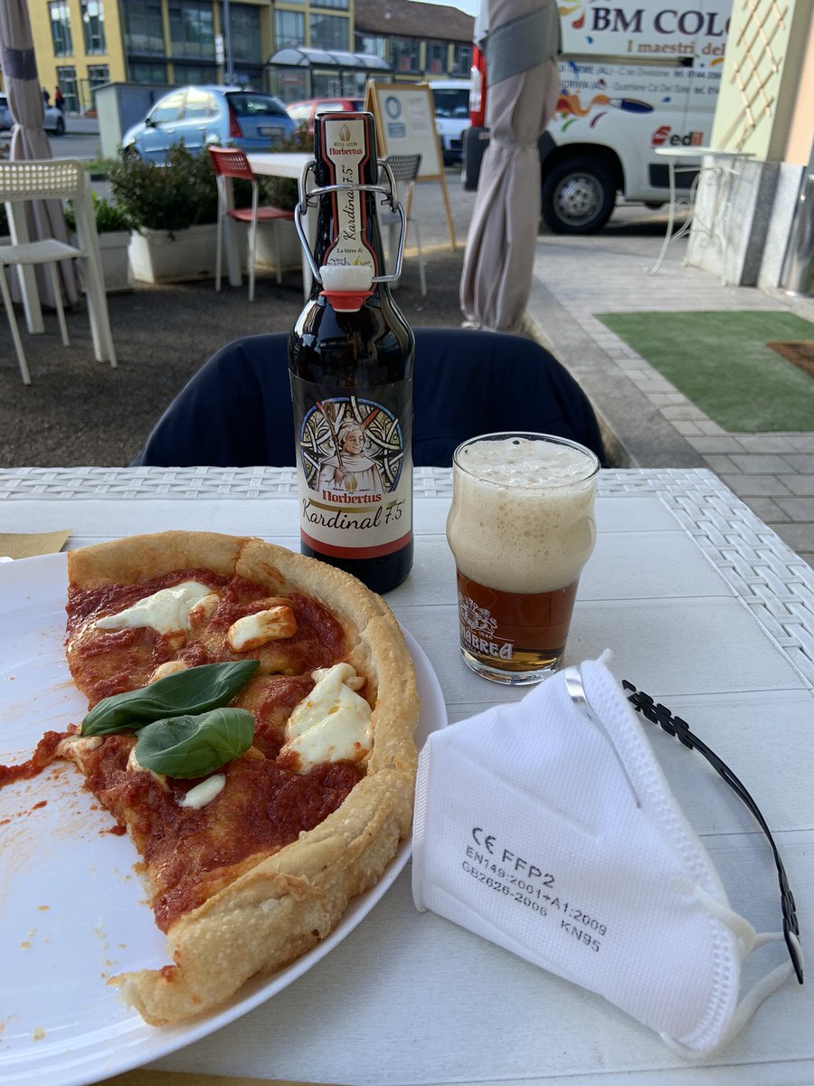 paolopasquale's tweet photo. Scoprire dopo 5 anni a #Serravalle un posto dove fanno una #pizza (fritta) buonissima, con #birraartigianale #Norbertus ambrata Kardinal 7.5...
#pausapranzo #beer #craftbeer #birra #mascherina #ffp2mask https://t.co/F3TdITgQJ3