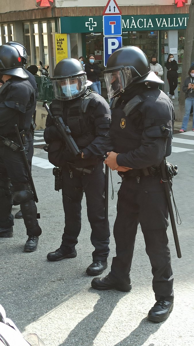 Així ha quedat la plaça de Vallvidrera després de desconvocar😡 Han militaritzat el poble de Vallvidrera amb 25 furgones d'antiavalots, sense identificació i amb la violència habitual.

A les 19h a la Pl. Vallvidrera! La Buenos Aires es queda. Vallvidrera! #NiundiasenseBA