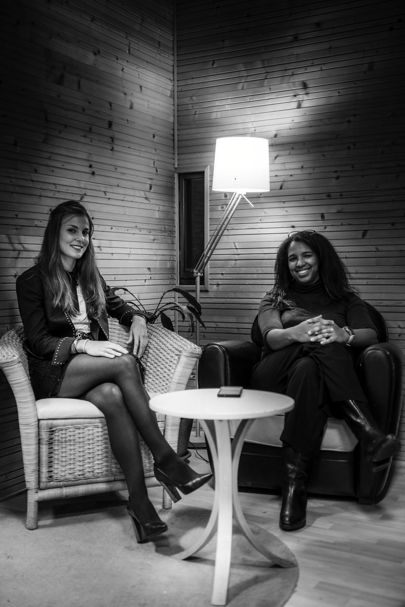 HomayounNiknam's tweet photo. hier soir lors des #pitchnights Marketing-Com de @StartupWorldFR.
Derrière mon objectif, la fondatrice de @m4u_agency, Fanny de Bray. Elle nous a parlé de sa vison de conseil en stratégie & design de marque et l'importance du graphisme digital de nos jours. #entrepreneurs https://t.co/HU4PnJCVo2