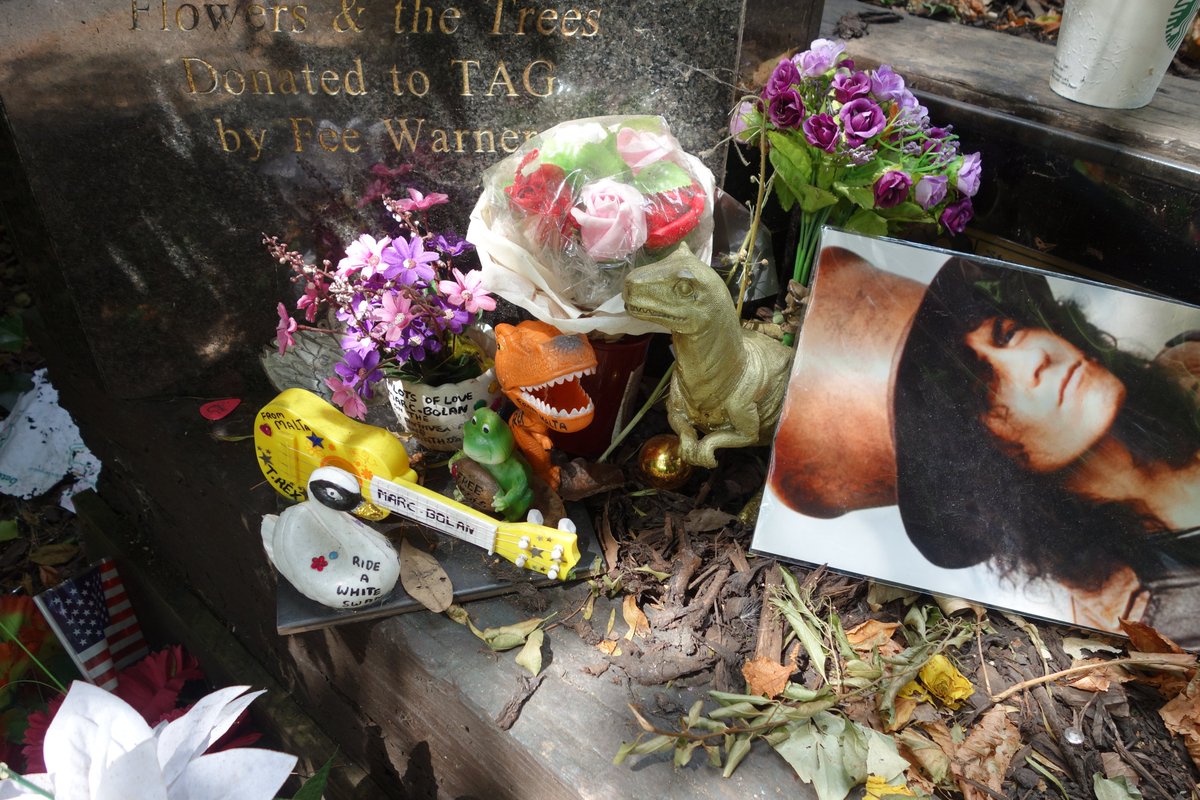 In Barnes, the T-Rex Action Group are the legal leaseholder & managers of the Marc Bolan Rock Shrine, a site of pilgrimage since Marc Bolan died in a car accident here in 1977. The shrine is complex, with a bust, a noticeboard & a memorial stone  #festivalchat2020 (6)