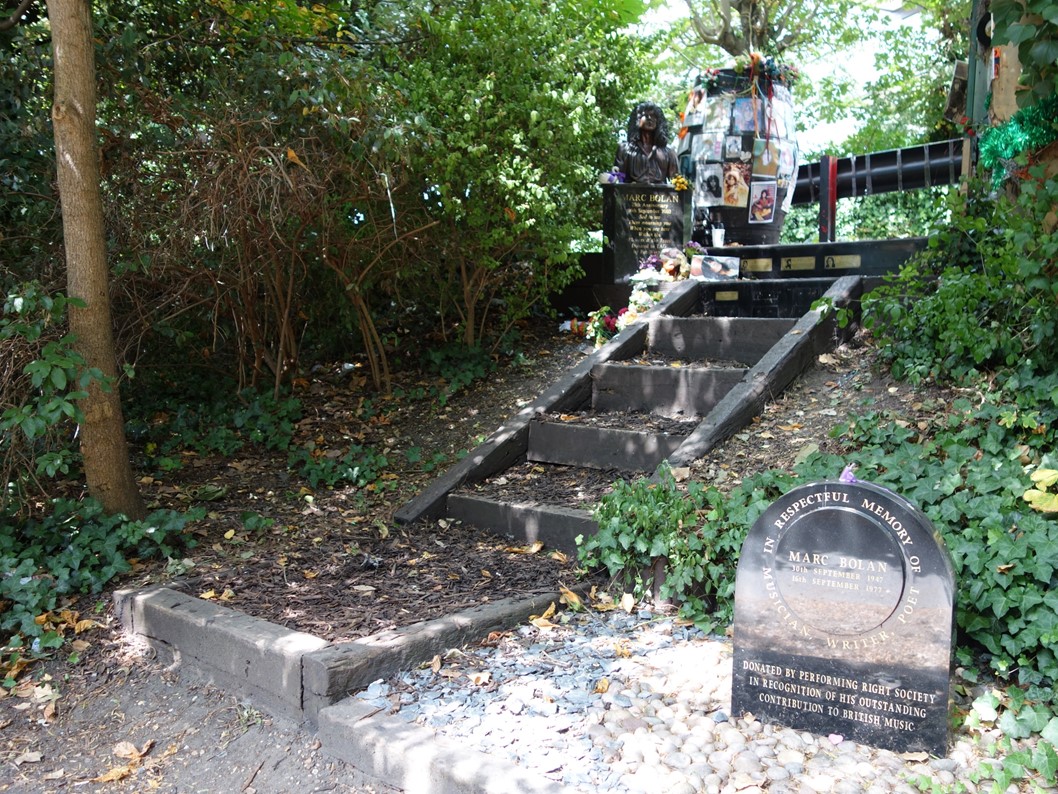 In Barnes, the T-Rex Action Group are the legal leaseholder & managers of the Marc Bolan Rock Shrine, a site of pilgrimage since Marc Bolan died in a car accident here in 1977. The shrine is complex, with a bust, a noticeboard & a memorial stone  #festivalchat2020 (6)