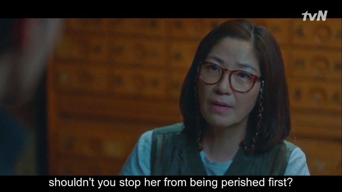 the way they be scaring me 'cause she was wearing the same dress as the one in the thoughts of Chan Seong where she was being cease to exist #HotelDelLuna