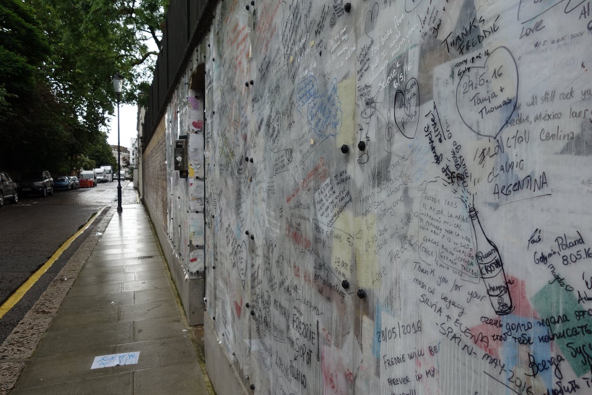 There are 'lost' shrines. The wall of Freddie Mercury’s home in Earl’s Court was covered in fan graffiti until all material was removed in 2017, apparently due to pressure from neighbours. 'George's Garden' (George Michael) in Highgate met a similar fate  #festivalchat2020 (9)